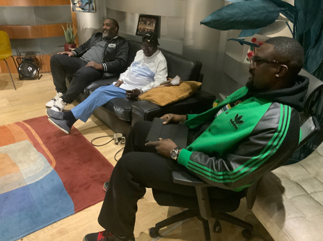 Dernier jour de studio avec Oumar Pène chez H24 à Paris. Dernier jour de studio avec Oumar Pène chez H24 à Paris.