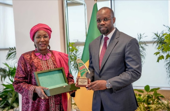 La CNDH décerne un prix d’honneur au Premier ministre Ousmane Sonko La CNDH décerne un prix d’honneur au Premier ministre Ousmane Sonko