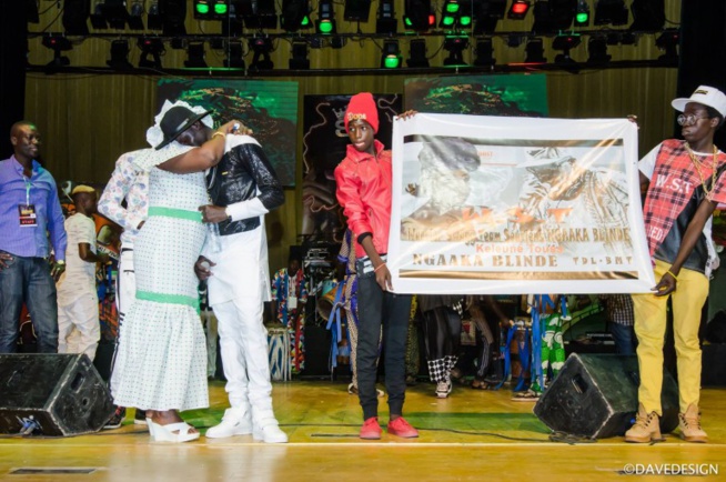 Ngaaka Blinde pleure dans les bras de sa mère au Grand Théâtre Ngaaka Blinde pleure dans les bras de sa mère au Grand Théâtre