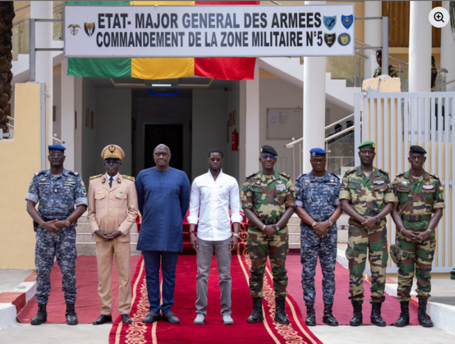Photos : Le président de la République a effectué une visite à la Zone militaire N°5, marquant la deuxième étape de sa journée