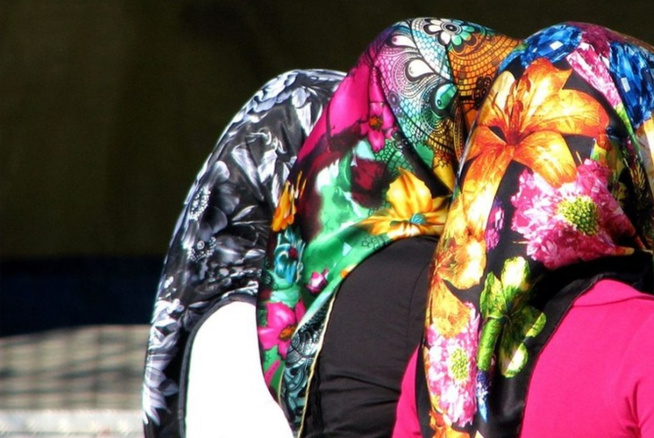 Carte nationale d’identité : le ministre de l’Intérieur autorise l’enrôlement des femmes voilées sans découvrir les oreilles