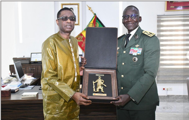 En prélude de la soirée de Gala des Armées : le général d’armée Mbaye CISSÉ, CEMGA, a reçu en audience le grand artiste Youssou NDOUR au camp Dial Diop, ce 26 décembre