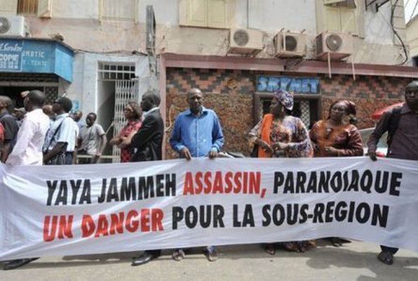 Les Gambiens du Sénégal manifestent vendredi devant leur ambassade Les Gambiens du Sénégal manifestent vendredi devant leur ambassade