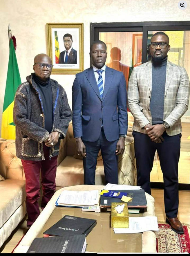 Omar Pen et son manager reçu au Maroc par le Consul du Sénégal juste avant la soirée du 31 décémbre avec les lions Omar Pen et son manager reçu au Maroc par le Consul du Sénégal juste avant la soirée du 31 décémbre avec les lions