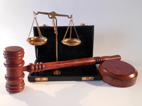 Elle accuse son copain de détournement de mineure, le juge découvre qu'elle a 20 ans et est mère d'un enfant de 2 ans Elle accuse son copain de détournement de mineure, le juge découvre qu'elle a 20 ans et est mère d'un enfant de 2 ans