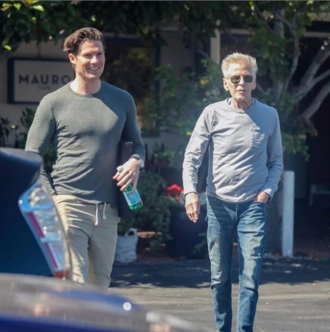 Scandale chez les stars / Un couple très discret : Calvin Klein, 81 ans, aperçu à Los Angeles avec son compagnon Kevin Baker, 35 ans Scandale chez les stars / Un couple très discret : Calvin Klein, 81 ans, aperçu à Los Angeles avec son compagnon Kevin Baker, 35 ans