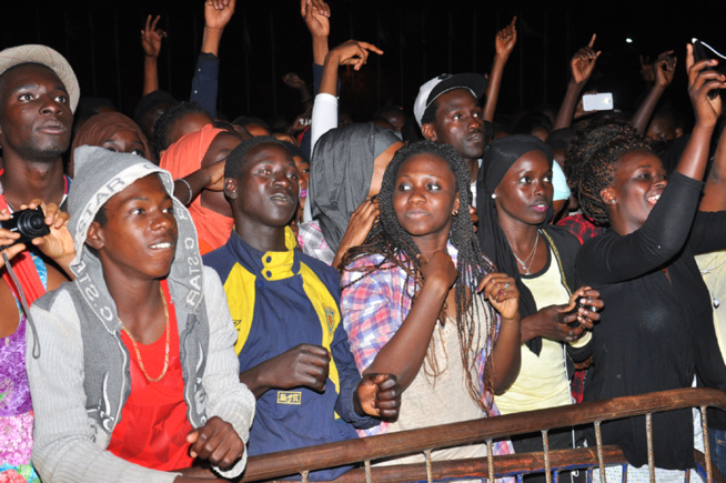 En images St Louis vibre au rythme du Pape de la musique Sénégalaise. Pape Diouf draine du monde à Ndar. Regardez