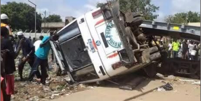 Accident sur l’axe Louga–Guéoul : Un bus se renverse, faisant un mort et 45 blessés Accident sur l’axe Louga–Guéoul : Un bus se renverse, faisant un mort et 45 blessés