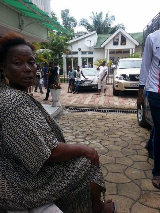 Photos: La femme de Papa Wemba effondrée d’apprendre la mort de son mari Photos: La femme de Papa Wemba effondrée d’apprendre la mort de son mari