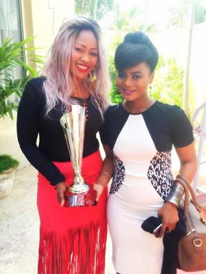 Guigui présente son trophée à Merry Beye Diouf de Hig Tech sur la TFM. Guigui présente son trophée à Merry Beye Diouf de Hig Tech sur la TFM.