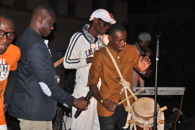 Concert de la jeunesse consciente: Pape Diouf remet " l'éssence dans le feu".Regardez Concert de la jeunesse consciente: Pape Diouf remet " l'éssence dans le feu".Regardez