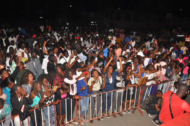 Concert de la jeunesse consciente: Pape Diouf remet " l'éssence dans le feu".Regardez Concert de la jeunesse consciente: Pape Diouf remet " l'éssence dans le feu".Regardez