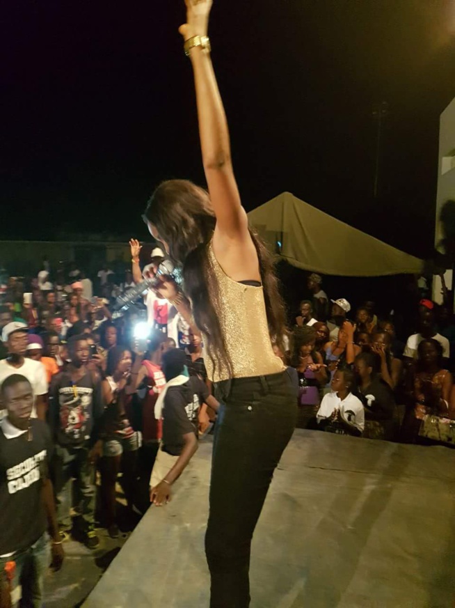 Queen Bizz en live show chez les Fouladous de Kolda. Regardez Queen Bizz en live show chez les Fouladous de Kolda. Regardez