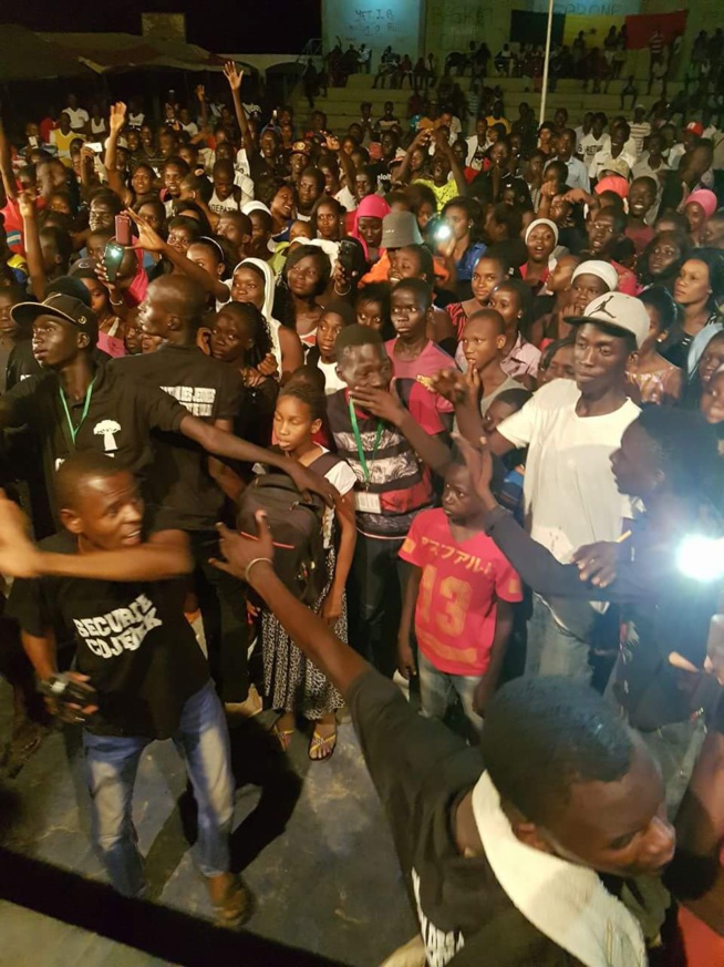 Queen Bizz en live show chez les Fouladous de Kolda. Regardez Queen Bizz en live show chez les Fouladous de Kolda. Regardez