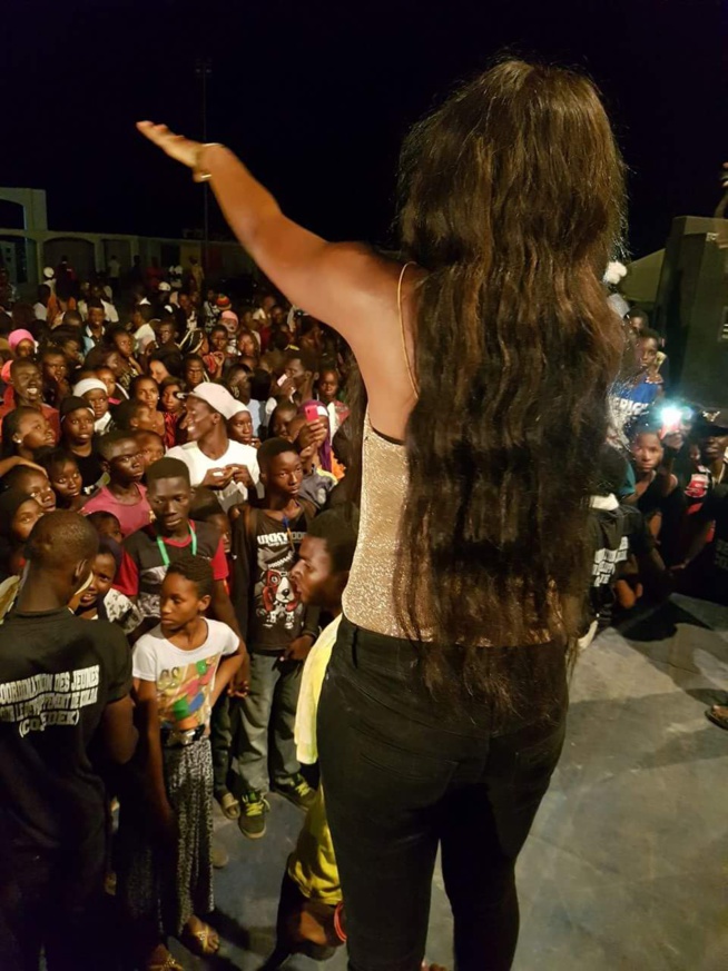 Queen Bizz en live show chez les Fouladous de Kolda. Regardez