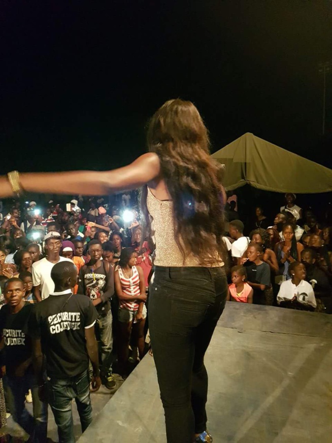 Queen Bizz en live show chez les Fouladous de Kolda. Regardez