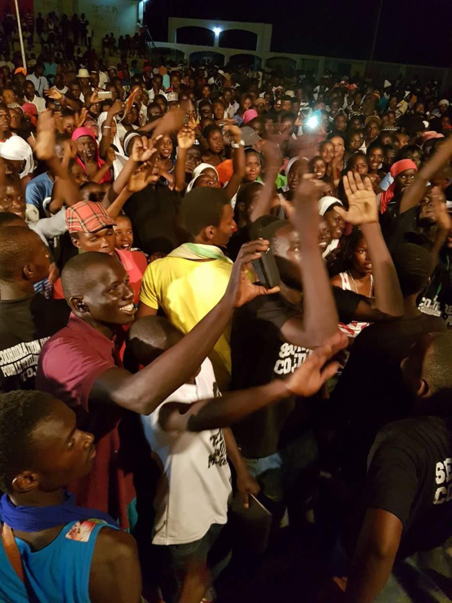 Queen Bizz en live show chez les Fouladous de Kolda. Regardez Queen Bizz en live show chez les Fouladous de Kolda. Regardez