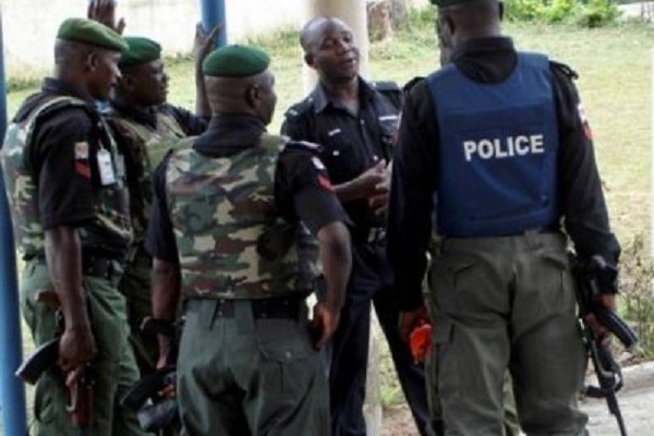 Jammeh Lâche ses espions sur Dakar : L’agent Gibril, arrêté puis relâché n’est que l’arbre qui cache la forêt des agents de la … Jammeh Lâche ses espions sur Dakar : L’agent Gibril, arrêté puis relâché n’est que l’arbre qui cache la forêt des agents de la …