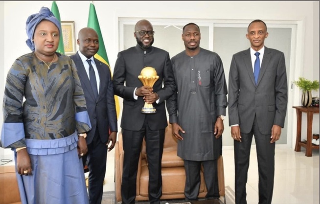 Photos : Présentation du trophée de la CAN au président de l'Assemblée nationale, El Malick Ndiaye