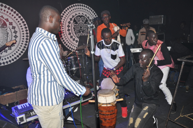 Le Baramundi dans la chaleur de la génération consciente de Pape Diouf. Regardez Le Baramundi dans la chaleur de la génération consciente de Pape Diouf. Regardez