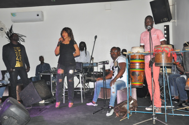 La reine du "Djolof band" Vivane Chidid chauffe le Vogue. La reine du "Djolof band" Vivane Chidid chauffe le Vogue.