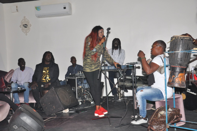 La reine du "Djolof band" Vivane Chidid chauffe le Vogue. La reine du "Djolof band" Vivane Chidid chauffe le Vogue.