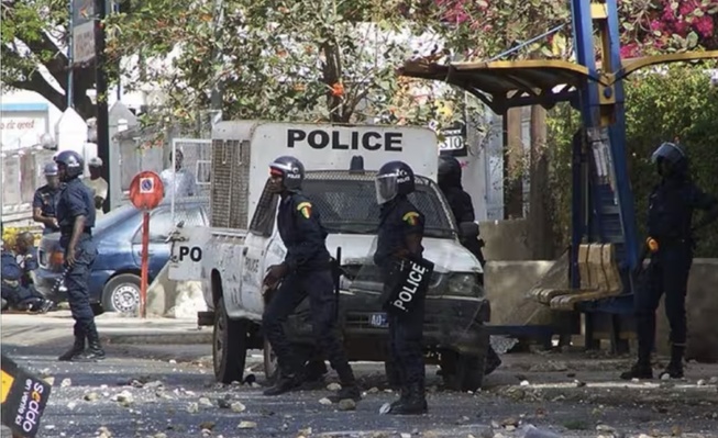 UCAD : Nouveau round d’affrontements étudiants-FDS sur un campus déjà secoué par les protestations UCAD : Nouveau round d’affrontements étudiants-FDS sur un campus déjà secoué par les protestations