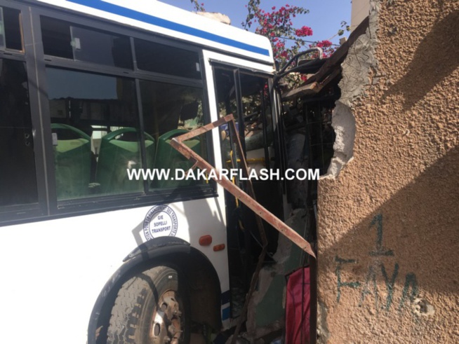 Accident à Pikine rue 10: Un bus tata rentre dans une maison, la façade s'écroule