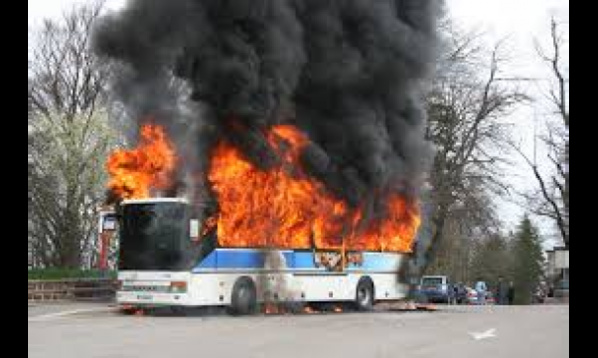 Un bus prend feu sur l'autoroute Seydina Limamou Laye : La grosse frayeur des passagers Un bus prend feu sur l'autoroute Seydina Limamou Laye : La grosse frayeur des passagers