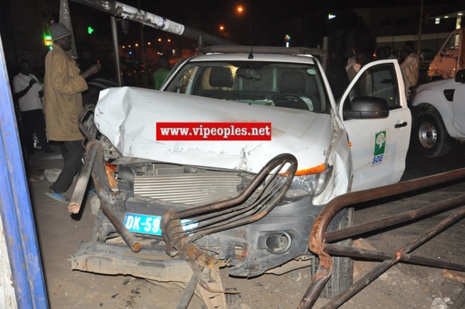 Accident au feu rouge de castor ce vendredi nuit à 1h 23m entre une voiture 307 et un L200 de la SDE.