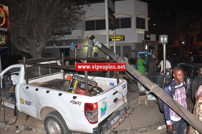 Accident au feu rouge de castor ce vendredi nuit à 1h 23m entre une voiture 307 et un L200 de la SDE. Accident au feu rouge de castor ce vendredi nuit à 1h 23m entre une voiture 307 et un L200 de la SDE.