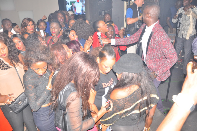 Pape Diouf au somet de son art continue d'inonver son repertoire avec des nouveautés au Baramundi. Regardez Pape Diouf au somet de son art continue d'inonver son repertoire avec des nouveautés au Baramundi. Regardez