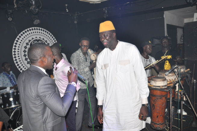 Pape Diouf au somet de son art continue d'inonver son repertoire avec des nouveautés au Baramundi. Regardez