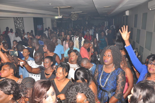 Pape Diouf au somet de son art continue d'inonver son repertoire avec des nouveautés au Baramundi. Regardez Pape Diouf au somet de son art continue d'inonver son repertoire avec des nouveautés au Baramundi. Regardez