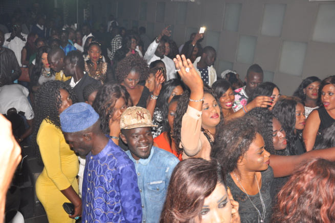 Pape Diouf au somet de son art continue d'inonver son repertoire avec des nouveautés au Baramundi. Regardez Pape Diouf au somet de son art continue d'inonver son repertoire avec des nouveautés au Baramundi. Regardez