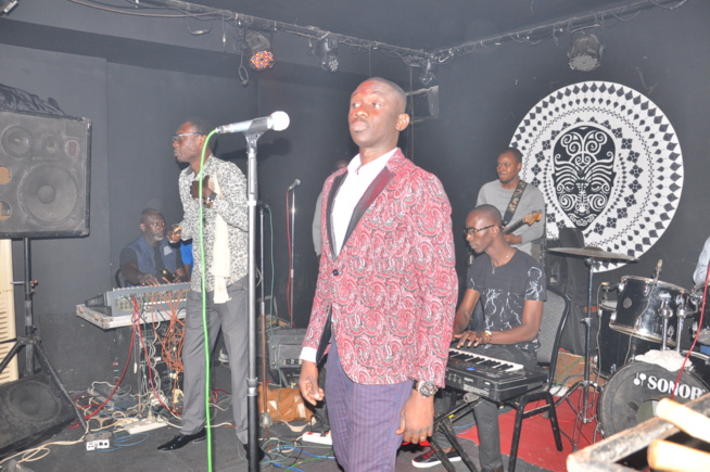 Pape Diouf au somet de son art continue d'inonver son repertoire avec des nouveautés au Baramundi. Regardez