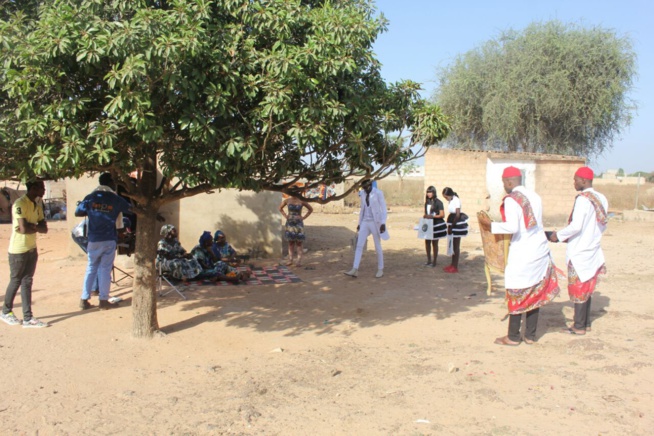 Les deux guignols du clip de Waly Seck "Stay" Pape Souleymane Ba Pico et Abdou Ba font leur bonhomme de chemin. Les deux guignols du clip de Waly Seck "Stay" Pape Souleymane Ba Pico et Abdou Ba font leur bonhomme de chemin.