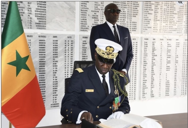 Le Vice-Amiral d’escadre Oumar Wade, officiellement installé dans ses fonctions de Chef d’état-major général des Armées (CEMGA) Le Vice-Amiral d’escadre Oumar Wade, officiellement installé dans ses fonctions de Chef d’état-major général des Armées (CEMGA)