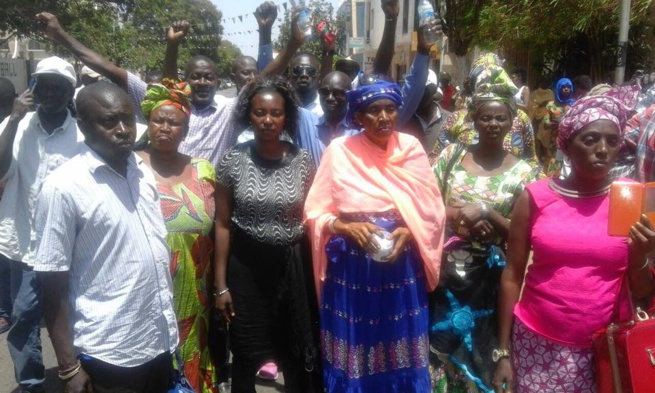 Gambie : Les manifestations reprennent à Banjul, le pouvoir durcit le ton Gambie : Les manifestations reprennent à Banjul, le pouvoir durcit le ton