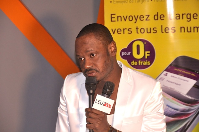 Baba amdy face à la presse pour présenter son nouveau album avant de s'envoler le 27 mai à Paris. Baba amdy face à la presse pour présenter son nouveau album avant de s'envoler le 27 mai à Paris.