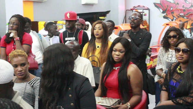 Baba amdy face à la presse pour présenter son nouveau album avant de s'envoler le 27 mai à Paris. Baba amdy face à la presse pour présenter son nouveau album avant de s'envoler le 27 mai à Paris.