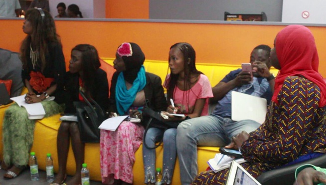 Baba amdy face à la presse pour présenter son nouveau album avant de s'envoler le 27 mai à Paris. Baba amdy face à la presse pour présenter son nouveau album avant de s'envoler le 27 mai à Paris.