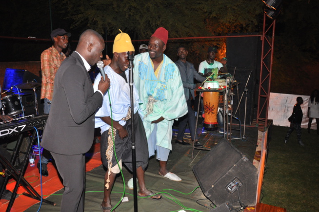 Pa Nice et Wadioubakh s’éclatent au concert de Pape Diouf à l’hôtel les Baobab de la Somone. Regardez