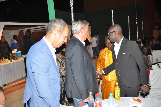 Poignet de mains entre Pape Diouf et les responsables des Baobabs de la Somone. Poignet de mains entre Pape Diouf et les responsables des Baobabs de la Somone.