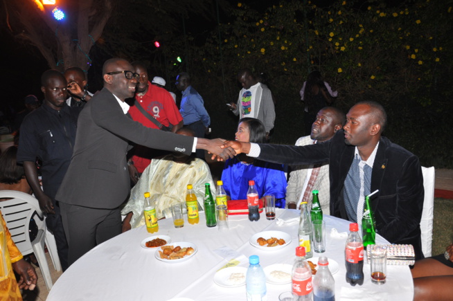 Poignet de mains entre Pape Diouf et les responsables des Baobabs de la Somone. Poignet de mains entre Pape Diouf et les responsables des Baobabs de la Somone.