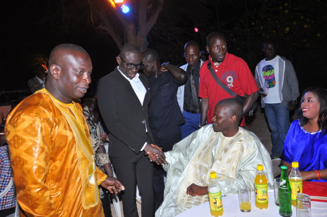 Poignet de mains entre Pape Diouf et les responsables des Baobabs de la Somone. Poignet de mains entre Pape Diouf et les responsables des Baobabs de la Somone.