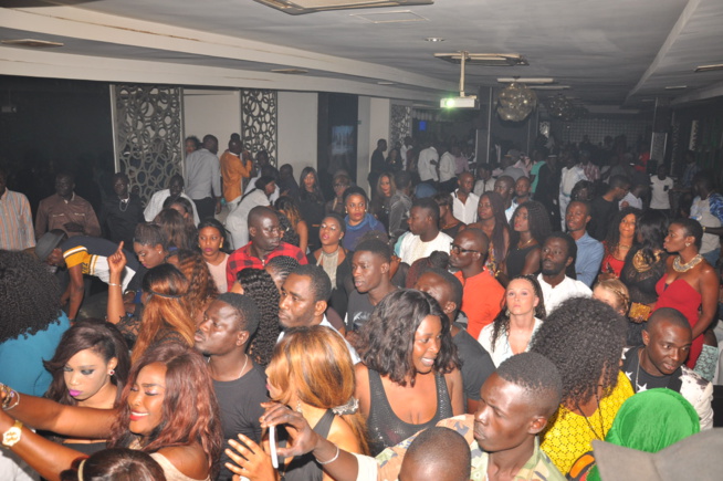 Pentecôte: Le Pape de la musique Sénégalaise montre sa conviction apaisante de chanter sur tout au Baramundi. Pentecôte: Le Pape de la musique Sénégalaise montre sa conviction apaisante de chanter sur tout au Baramundi.