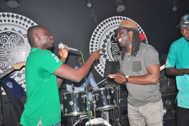 Pentecôte: Le Pape de la musique Sénégalaise montre sa conviction apaisante de chanter sur tout au Baramundi. Pentecôte: Le Pape de la musique Sénégalaise montre sa conviction apaisante de chanter sur tout au Baramundi.