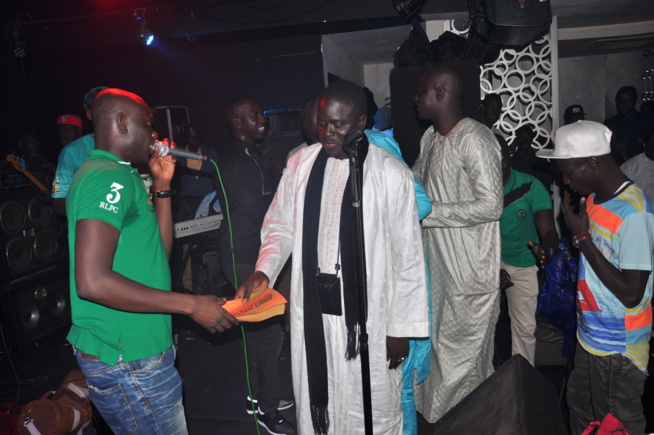 Pentecôte: Le Pape de la musique Sénégalaise montre sa conviction apaisante de chanter sur tout au Baramundi. Pentecôte: Le Pape de la musique Sénégalaise montre sa conviction apaisante de chanter sur tout au Baramundi.