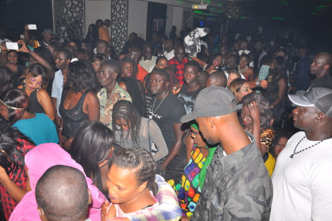 Pentecôte: Le Pape de la musique Sénégalaise montre sa conviction apaisante de chanter sur tout au Baramundi. Pentecôte: Le Pape de la musique Sénégalaise montre sa conviction apaisante de chanter sur tout au Baramundi.